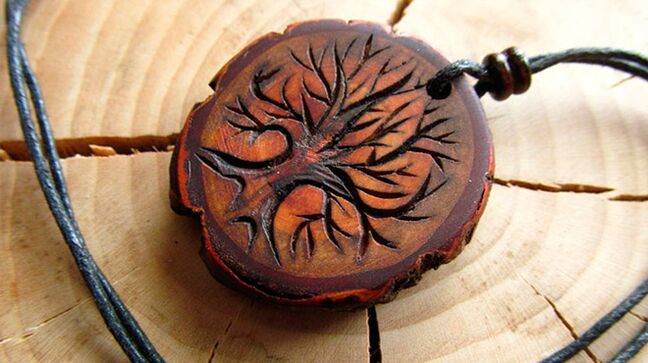 drevený amulet pre šťastie